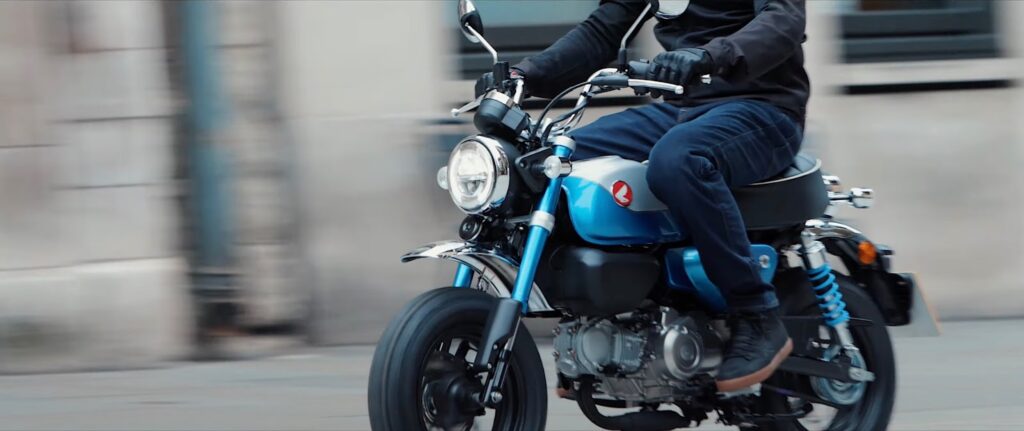 Ein Mann fährt ein Honda Monkey 125 Motorrad