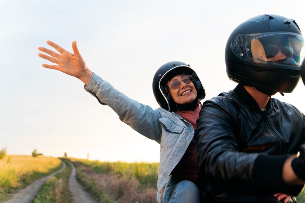 Ein Paar fährt mit einem Motorrad durch eine wunderschöne Landschaft