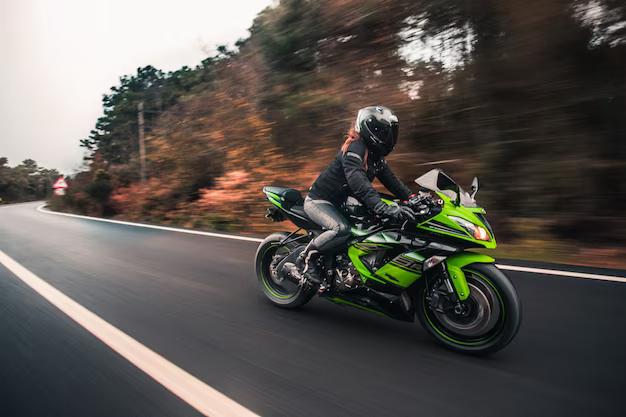 Fahrerin fährt ein grün-neonfarbenes Motorrad