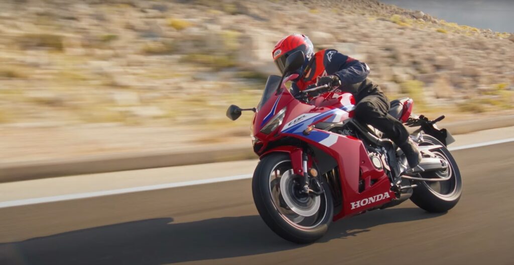 Ein Mann fährt ein Honda CBR 650 R Motorrad