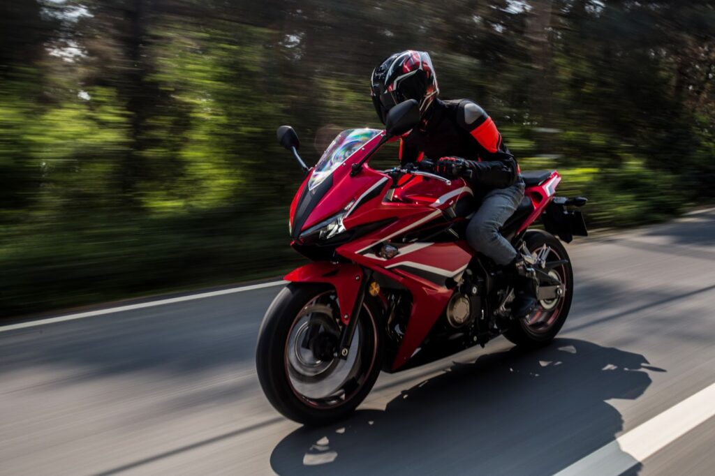 Rotes Motorrad auf der Straße