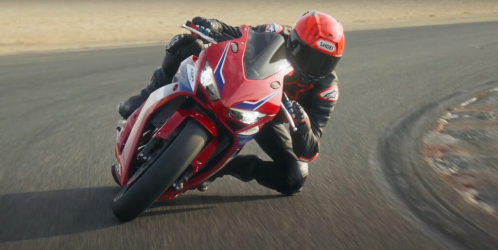 Ein Mann nimmt eine Kurve auf einem Honda CBR 650 R-Motorrad