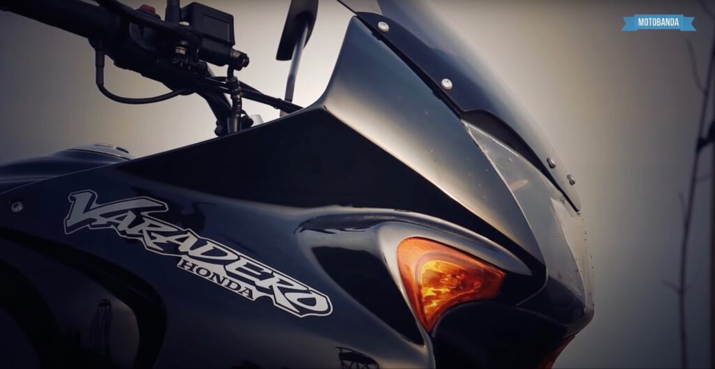 Vorderteil des Motorrads Honda Varadero 125