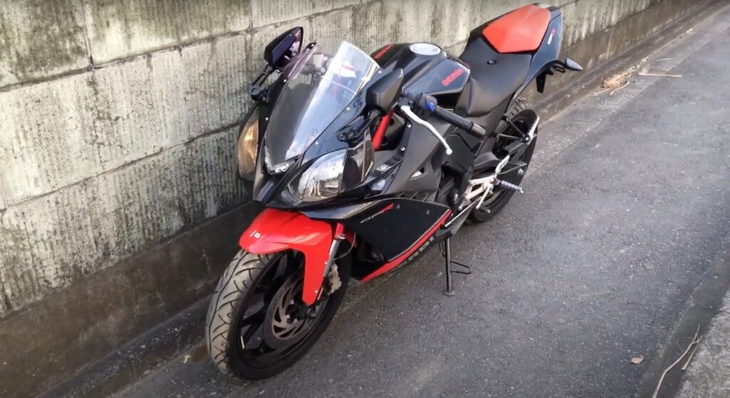 Vorderansicht des Derbi GPR 125 Rennmotorrads