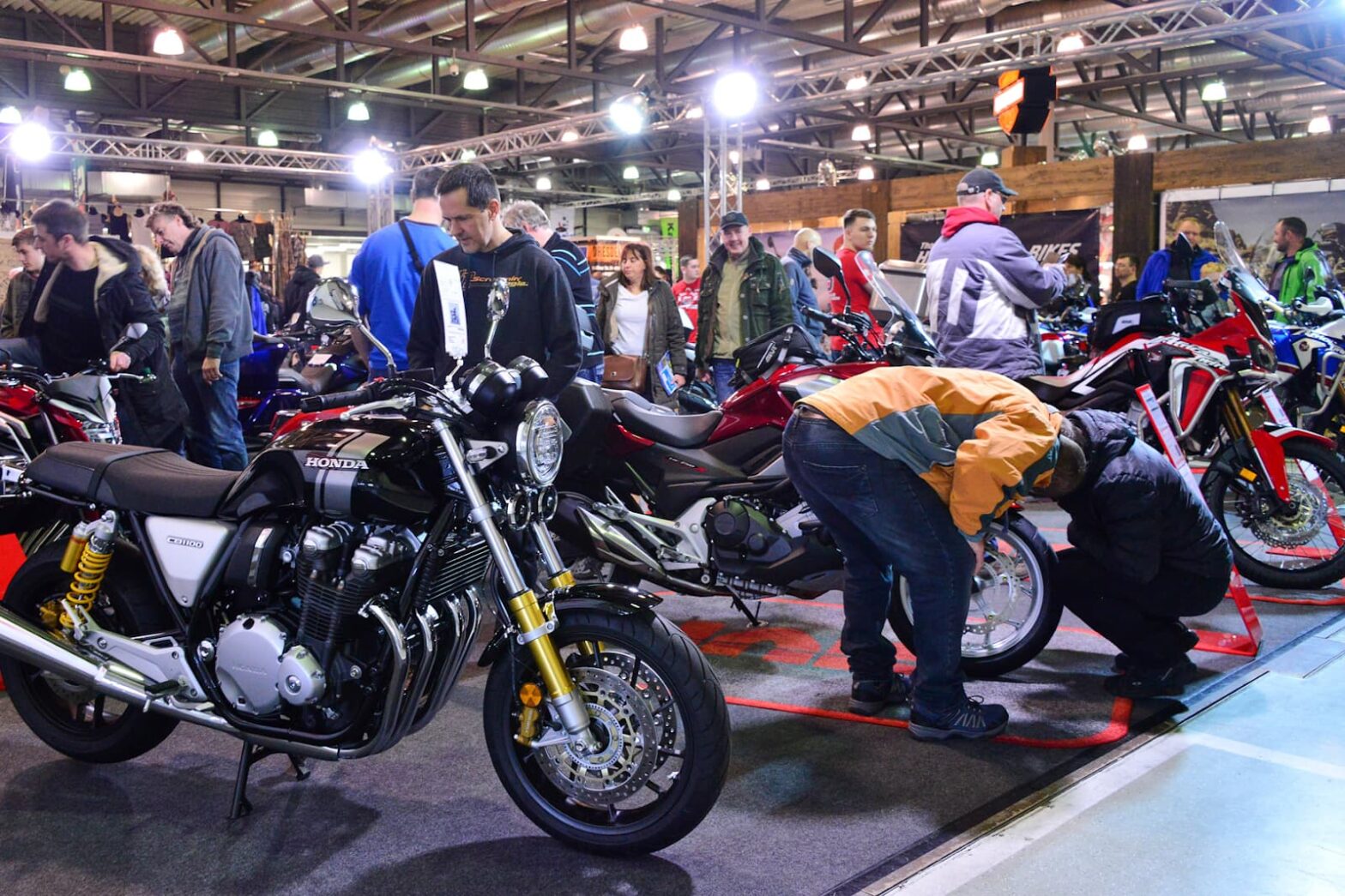 Die Leute kamen zur Motorradausstellung