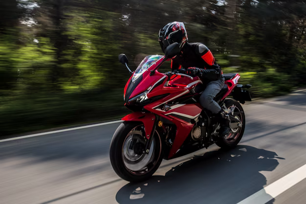 Motorradfahrer fährt mit hoher Geschwindigkeit Motorrad